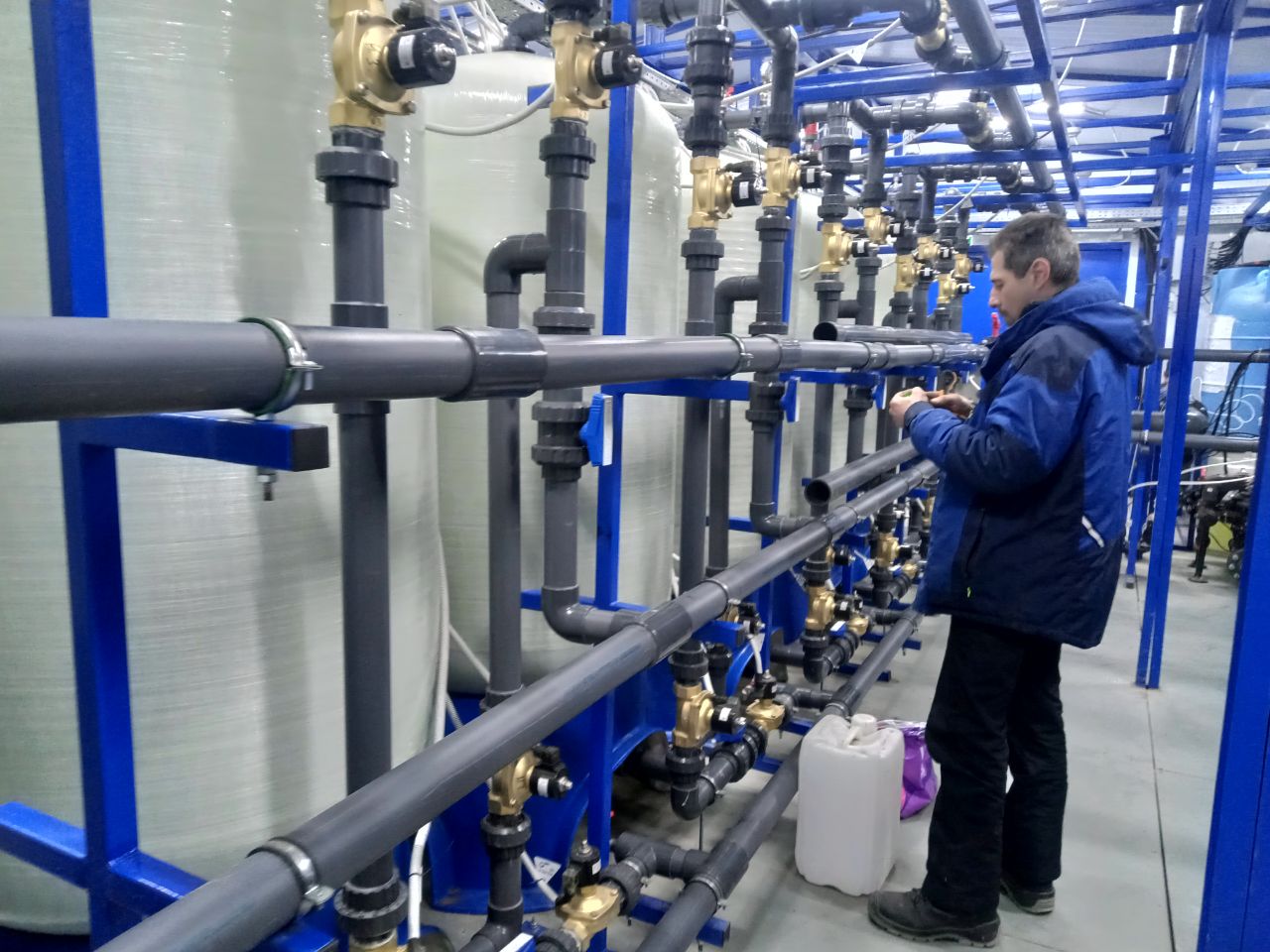 ЖКХ нацпроект В этом году в сёлах Новониколаевка и Южно Александровка Иланско Нижнеингашского муниципального округа проведут капитальный ремонт водопровода В с Южно Александровка отремонтируют более 6 5 тыс метров водопроводной сети заменив старые стальные и чугунные трубы на новые полиэтиленовые Ø 110 мм В с Новониколаевка реконструируют более 9 2 тыс метров старого стального водопровода проложат новые полиэтиленовые трубы Ø 160 и 110 мм Замена сетей позволит обеспечить жителей качественным водоснабжением снизит угрозу аварийных ситуаций Игорь Епифанов замминистра строительства и ЖКХ края Износ сетей в этих поселениях приближается к 85 из за длительного периода эксплуатации более 40 лет Сети выработали технически допустимый амортизационный срок Износ трубопровода и арматуры приводит не только к авариям но и к потерям воды и ухудшению качества воды из за коррозии металла внутри труб Капремонт позволит решить эти проблемы Программа Модернизация коммунальной инфраструктуры нацпроекта Инфраструктура для жизни