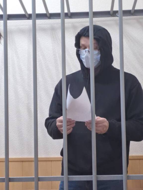 Члену банды экс милиционеров дали 8 лет колонии за 11 убийств Константин Котик будет отбывать наказание в колонии строгого режима Суд взыскал с него 2 5 млн рублей морального ущерба В последнем слове Котик раскаялся По прошествии 25 лет я совершенно другой человек Для меня неприемлемы такие понятия как насилие и жестокость Я сожалею и осуждаю себя за содеянное Его слова приводит 4 канал Котик входил в банду бывшего начальника отдела наркоконтроля Владислава Соболя получил 16 лет Участники совершали заказные убийства в 2000 х годах Подписаться Прислать новость