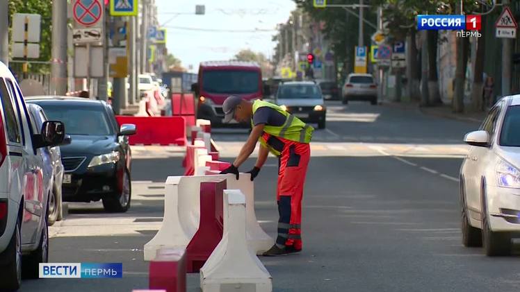 В Перми завершается капитальный ремонт улицы Сибирской    В МКУ «Пермблагоустройство» сообщили, что сейчас завершаются работы второго и третьего этапов капитального ремонта улицы Сибирской. Подрядная организация ООО «Стройград Плюс» уже произвела укладку плитки и замену газона около пересечения улицы Сибирской и Революции, уставила кадки и вазоны с цветниками. Сейчас выполняется демонтаж памятного знака «Сибирская застава» около Центрального парка развлечений им. М. Горького. Он был установлен в 2003 году. После завершения всех подготовительных работ по обеим сторонам улицы синхронно будут располагаться два новых памятных знака «Сибирская застава». Напомним, капитальный ремонт улицы Сибирской стартовал в 2022 году  и реализуется в несколько этапов.