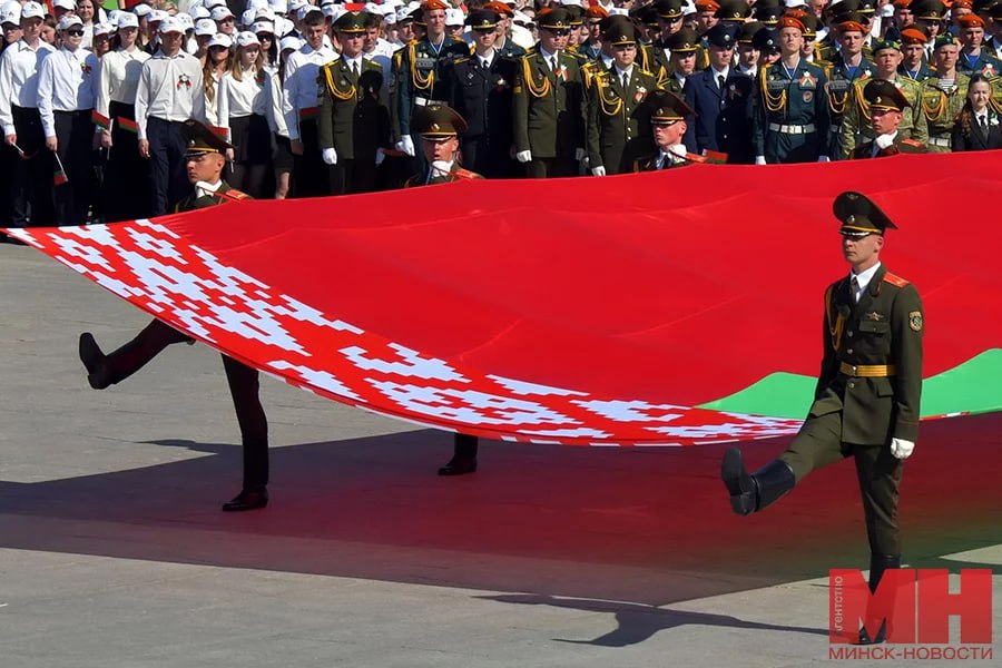 Около 700 человек пронесут в Минске 500-метровый флаг Беларуси 11 мая. Государственный флаг длиной 500 м, шириной 9 м и весом более 400 кг пронесут по столичному пр. Победителей. Во второе воскресенье мая белорусы отмечают День Государственного флага, Государственного герба и Государственного гимна Республики Беларусь, отдавая дань уважения всем трем государственным символам. «Минск-Новости» MINSKNEWS.BY Telegram Viber FB VK Inst TikTok YouTube