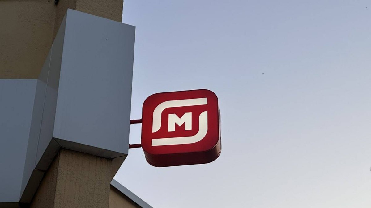 «Магнит» планирует открыть первую собственную фабрику-кухню в Краснодаре Сейчас компания ищет генерального директора для данного проекта. Площадь новой фабрики составит 18 тысяч кв. м, мощность выпуска — более 40 тонн в сутки. Предполагается, что на предприятии около 1,5 тысяч сотрудников будут производить не менее 287 товарных позиций кулинария, мясо, рыба и так далее .