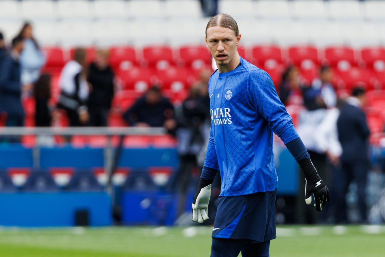 ПСЖ нацелен продать Сафонова в зимнее трансферное окно По данным Live Foot спортивный директор Луиш Кампуш активно занимается вопросом продажи Матвея в другой клуб Трансфер может состояться в январе 2026 го В этом сезоне вратарь не провел ни одного матча в составе парижан news matchtv DeFodi Images Getty Images