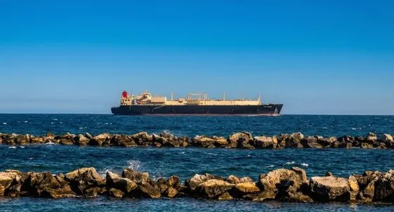 Индонезия договорилась о поставках нефти и газа из России Джакарта договорилась с Москвой о поставках топлива и сжиженного нефтяного газа из России по итогам переговоров в Москве заявил министр энергетики и минеральных ресурсов Бахлил Лахадалия Накануне прошла встреча президентов Владимира Путина и Прабово Субианто Как отметил министр на переговорах обсуждались долгосрочные поставки энергоносителей а также развитие инфраструктуры хранения и переработки О точных объемах поставок или размерах сделки не сообщается Лахадалия добавил что сотрудничество рассматривается как на межправительственном уровне так и между компаниями По его мнению это должно обеспечить стабильность национальных энергетических резервов geonrgru MAX sponsr ru