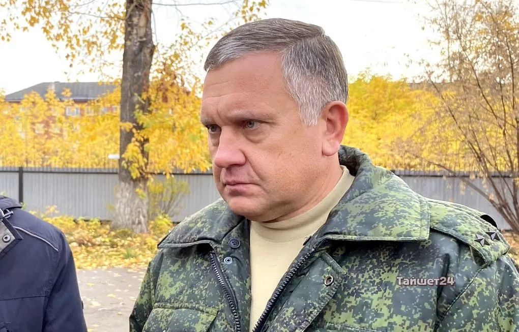 Иркутский военком получил 7 лет за взятки на призывниках Бывший военный комиссар Тайшета Тайшетского и Чунского районов Иркутской области Вадим Стащенко признан виновным в получении взяток превышении полномочий и подлоге ч 1 и 5 ст 290 ч 2 ст 292 ч 3 ст 286 УК Решение принял Тайшетский городской суд С июля 2023 года по июль 2024 года Стащенко брал через посредников деньги от местных жителей за освобождение их сыновей от призыва Он вносил заведомо ложные сведения в медицинские документы протоколы призывных комиссий и выдавал фиктивные военные билеты минуя установленную процедуру медицинского освидетельствования рассказали в объединённой пресс службе судов общей юрисдикции региона В результате граждане неправомерно признавались ограниченно годными к военной службе и освобождались от призыва На основе подложных документов военные билеты получили семь призывников уточнили в управлении Следственного комитета по Приангарью Общая сумма взяток составила 1 25 млн рублей Стащенко полностью признал вину В качестве смягчающих обстоятельств ему учли сотрудничество со следствием и характеристику личности Военком получил 7 лет колонии строгого режима и штраф в 4 млн рублей Подписаться Прислать новость Помочь бустами