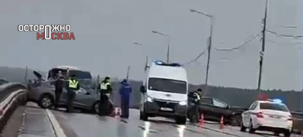 На мосту под Серпуховом столкнулись две легковушки Авария произошла на мосту им Подольских курсантов От сильного удара Киа отлетела в сторону и перекрыла часть дороги Движение в сторону области ограничено Предварительно водители легковушек получили травмы Сейчас на месте ДТП работают сотрудники ГАИ и скорой помощи Радио 1 MAX Прислать новость