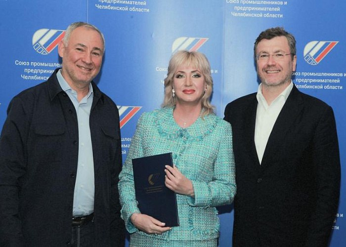 Путин наградил особым званием ветерана Вечернего Челябинска Президент Владимир Путин присвоил почетное звание Заслуженный журналист Российской Федерации креативному медиапродюсеру студенческой телерадиокомпании ЮУрГУ ТВ члену правления Союза журналистов региона Татьяне Строгановой в прошлом возглавлявшей газету Вечерний Челябинск Высокого звания глава государства удостоил ее за заслуги в развитии отечественной журналистики и многолетнюю плодотворную работу Безмерно благодарна Совету ветеранов южноуральской журналистики и лично Юрию Емельянову и Людмиле Вишне которые год назад выступили с этой инициативой прокомментировала это событие Татьяна Строганова Подписаться на vecherchel Голосовать за канал