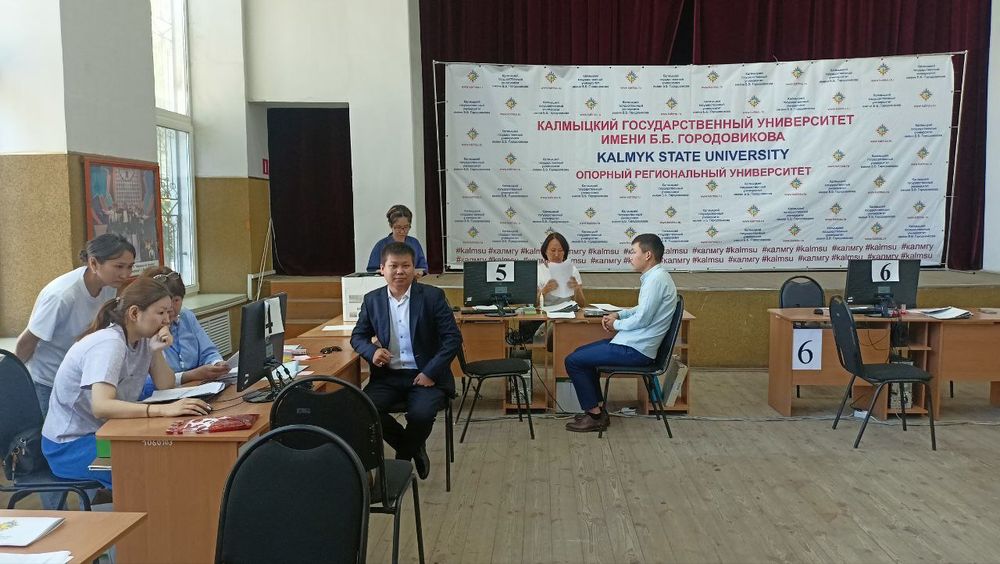 Приемная компания в вузах предварительные итоги В российских вузах завершается приемная компания В последний раз она проводится по старым правилам со следующего года появится много новелл по сути начинается переход к новой системе высшего образования Как это повлияет на приемные экзамены как меняется современный абитуриент обсудили участники круглого стола Итоги приемной кампании в университеты 2025 основные результаты и тренды прошедшего в мультимедийном пресс центре РИА Новости Инженеры снова в моде В настоящее время в стране проводится эксперимент по работе в новом формате высшего образования в котором участвует несколько крупнейших российских вузов Новая специфика оказывает влияние на результаты приемной компании Ректор Российского университета дружбы народов им П Лумумбы Олег Ястребов отметил что в этом году в РУДН как и в большинстве университетов страны фиксируется рост заявлений от абитуриентов Продолжение на сайте