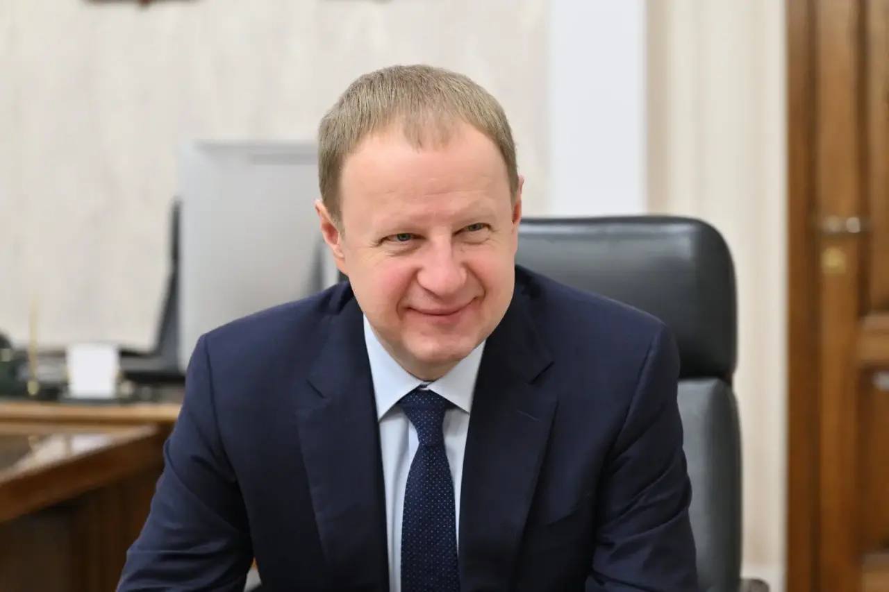 Правительство Алтайского края from Виктор Томенко Новая мера поддержки наших семей сотрудницы Барнаульского завода резиновых технических изделий теперь будут получать выплату в размере 500 тысяч рублей при рождении ребенка Первое в крае соглашение о реализации Корпоративного демографического стандарта подписали сегодня представители предприятия с правительством края Забота о каждой семье в нашем крае важная задача и приоритет для всех органов власти Материнский капитал различные льготы от коммуналки до проезда в транспорте соцконтракты адресная помощь всегда стремимся помочь всем нуждающимся И предприятия края включены в это важное дело На многих из них также действуют различные меры поддержки которые касаются например особых условий для получения медицинской помощи Новый стандарт Барнаульского завода РТИ отличная подробнее на канале Правительство Алтайского края