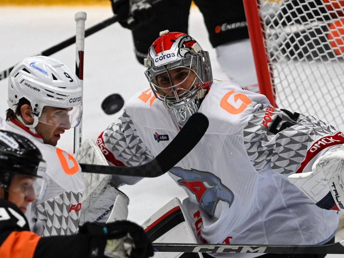 Сегодня ястребов ждет второй матч дальневосточного выезда Во Владивостоке Авангард встретится с местным Адмиралом Соперник сейчас на последнем месте в турнирной таблице Востока мы на 3 м Но легко обычно не бывает поэтому желаем парням уверенной игры и победы Матч начнется в 15 30 по омскому времени Посмотреть можно в эфире 12 канала и соцсетях Фото ХК Авангард