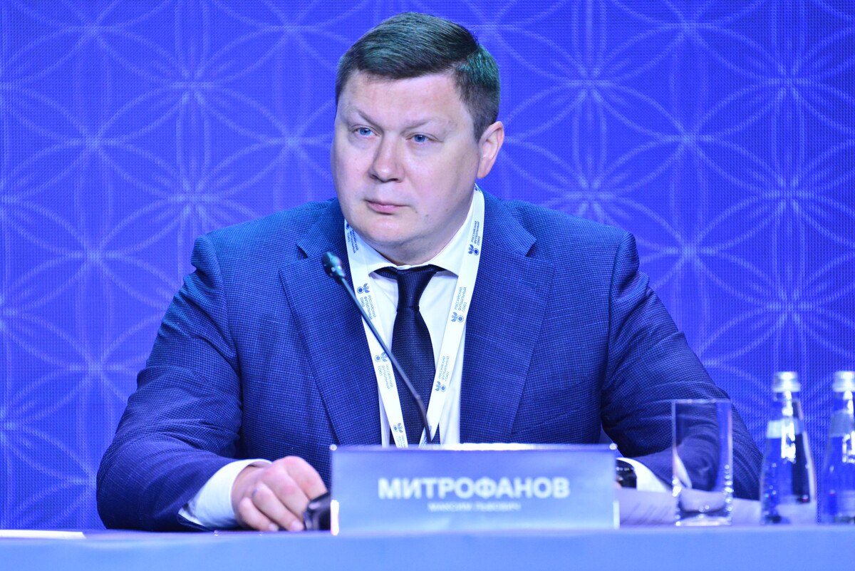 В РФС заявили о росте числа стран, поддерживающих допуск сборной России Число стран, которые поддерживают возвращение сборной России по футболу на международные турниры, растет. Об этом «Спорт-Экспрессу» заявил генеральный секретарь РФС Максим Митрофанов. «Отношение к России позитивное. Количество стран, которые выражают поддержку, растет. Нас ждут? Абсолютно», — сказал Митрофанов. Генсек РФС принял участие в недавнем конгрессе ФИФА в Парагвае. «Никакого негатива не было, вопрос недопуска России не обсуждался. Моя оценка, что работа будет к 2028 году. Оценка основана на том, как меняется позиция национальных федераций год от года и количество ассоциаций, которые выражают нам поддержку. Как меняется политическая обстановка», — добавил Митрофанов. По словам Митрофанова, «все вместе дает ощущение и возможность прогнозировать, что возвращение произойдет к циклу 2026-2028 года». Global Look Press -канал «РБК Спорт»