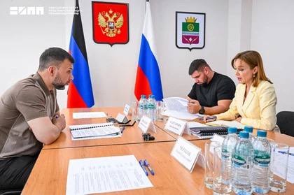 Восстановление Донецко-Макеевской агломерации и развитие побережья: На что сделают акцент при разработке мастер-планов для городов ДНР Глава ДНР Денис Пушилин и директор Единого института пространственного планирования ЕИПП РФ Дина Саттарова на рабочей встрече в Донецке обсудили подготовку градостроительной документации, перспективы создания Донецко-Макеевской агломерации и открытие филиала Единого института в Республике. Продолжаем очень тесное взаимодействие с Единым институтом пространственного планирования. Сегодня на очередной встрече с Диной Саттаровой обсудили прогресс по проработке мастер-планов для нашей Республики, - рассказал Пушилин. - В том числе для Донецко-Макеевской агломерации - и нам нужно ее воспринимать ровно таким образом, как агломерацию. Также, затронули мастер-планы, которые нам необходимо делать в едином ключе по всему побережью, не разделяя, где Мариуполь, Новоазовск или же территория Мангушского района - у нас 124 километра береговой линии, которые должны в ближайшем будущем стать единым пространством. Подробнее на нашем сайте KP.RU