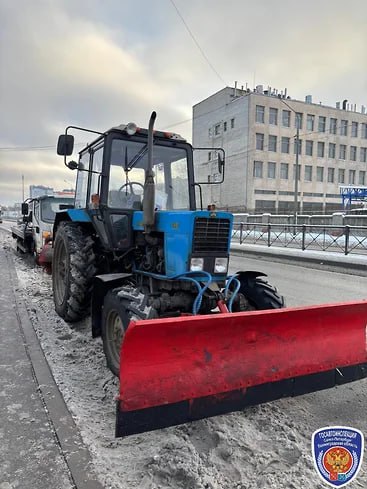 Водитель трактора с поддельным удостоверением пытался дать взятку полицейским  Утром 6 января у дома 6 по улице Автомобильная сотрудники ДПС остановили трактор «Белорус», за рулем которого находился 35-летний уроженец одного из среднеазиатских государств, сообщает ГУ МВД РФ по Петербургу и Ленобласти.  Мужчина предоставил полицейским удостоверение тракториста-машиниста. Документ вызвал у инспекторов ГАИ большие сомнения. В дальнейшем экспертиза установила, что он поддельный. Во время составления административных протоколов водитель предложил сотрудникам ДПС взятку в размере 10 тыс. рублей, однако полицейские отказались от этого предложения. В итоге на приезжего возбудили уголовные дела. Сейчас подозреваемый находится под стражей.  Фото: ГУ МВД РФ по Петербургу и Ленобласти