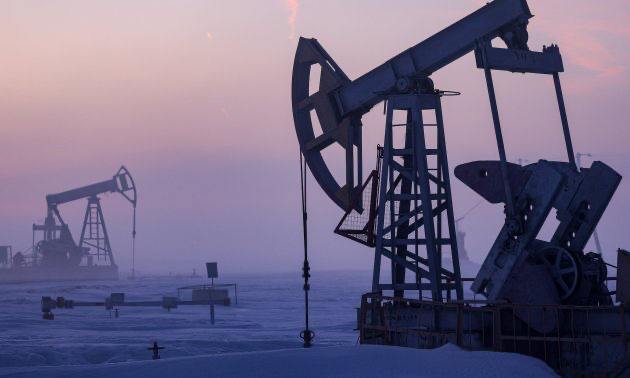 Саудовская Аравия готова допустить падение цен на нефть. Это может сильно ударить по России В Эр-Рияде заявили, что больше не хотят сокращать добычу ради поддержки рынка и готовы выдержать период низких цен. Это может означать рост добычи и попытку увеличить свою долю на рынке. Об этом сообщает Reuters со ссылкой на источники. Такой шаг — удар по странам, которые зависят от нефтяного экспорта. Особенно пострадает Россия: её нефть уже продаётся с большим дисконтом, и при падении цен ниже $50 за баррель доходы могут сильно сократиться. КОЛОКОЛ XXI
