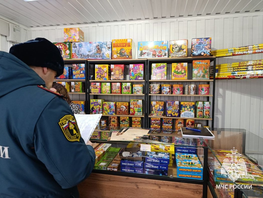 Точки продажи пиротехники проверяют в Барнауле Рейды в преддверии праздников проводят сотрудники государственного пожарного надзора ГОЧС а также специалисты комитета по развитию предпринимательства потребительскому рынку и вопросам труда Представители взаимодействующих служб проверяют сертификаты на пиротехнику и выдают продавцам памятки Спасатели напоминают перед покупкой фейерверков попросите сертификаты соответствия и пожарной безопасности на них покупайте товары только в специализированных магазинах Чтобы избежать опасных ситуаций не разбирайте пиротехнические изделия и не подвергайте их механическому воздействию храните вдали от нагревательных приборов внимательно читайте инструкцию к изделию