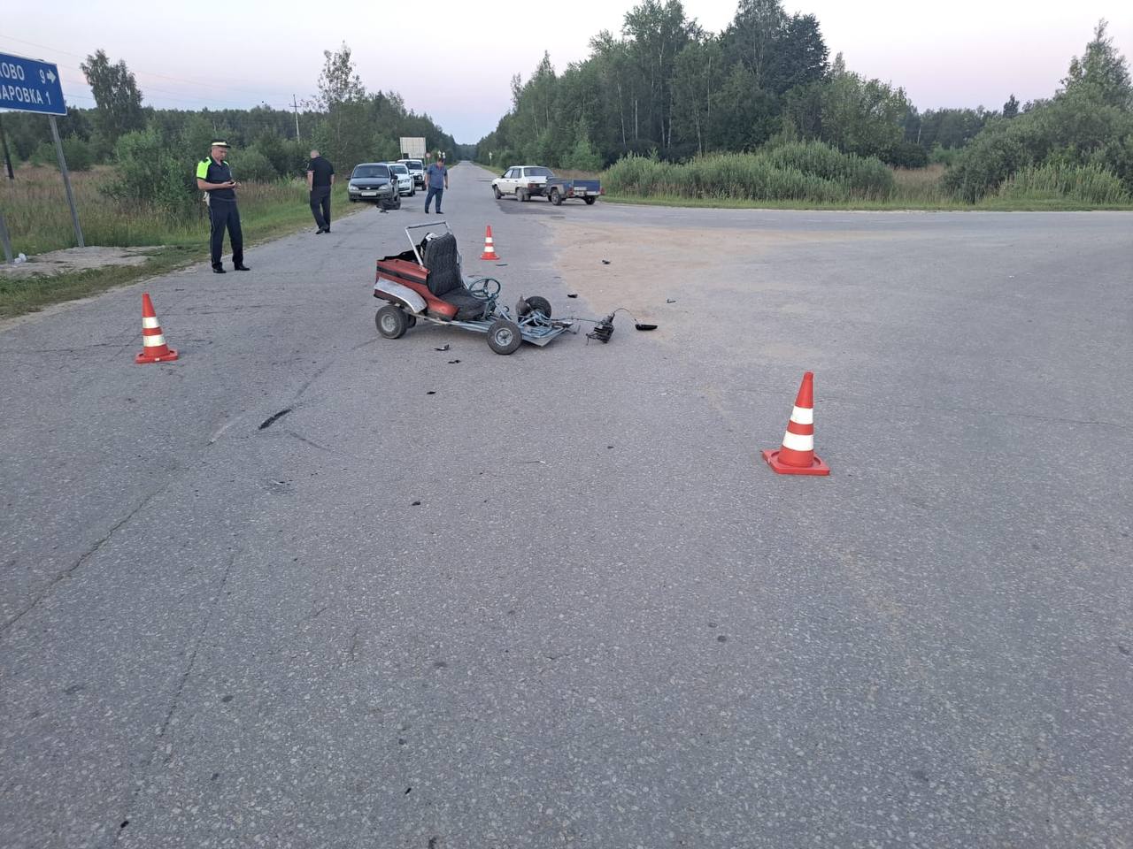 Ребёнок на самодельной машине погиб в ДТП  Трагедия случилась вчера вечером Чучковском районе на автодороге Чучково–Назаровка–Протасьев Угол. Семилетний ребёнок оказался за рулём самодельной машины на проезжей части. В него влетел неустановленный автомобиль, который с места ДТП скрылся. Ребёнок погиб. Полицейским предстоит найти виновника аварии, а также выяснить, кто посадил ребёнка за руль и пустил на дорогу.