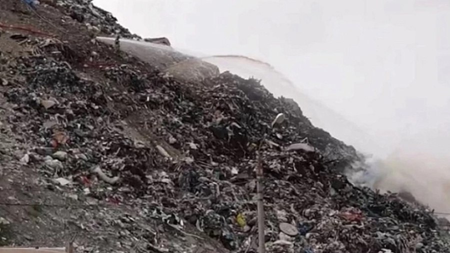 Руководство полигона не предпринимает необходимых шагов руководители и общественность Новороссийска обсудили ситуацию с горением свалки на горе Щелба В администрации Новороссийска состоялась встреча руководителей города надзорных органов депутатов и представителей общественности с руководством полигона Терра Н Сейчас площадь возгорания составляет порядка 200 кв м Ликвидация все еще продолжается сотрудники Новороссийского пожарно спасательного гарнизона круглосуточно контролируют ситуацию на объекте не допуская распространения огня Глава Новороссийска Андрей Кравченко сообщил о претензиях к руководству полигона Без решительных действий руководства полигона ликвидация последствий может затянуться Метод проливки водой показывает свою неэффективность Для успешной ликвидации необходимо регулярно просыпать очаги возгорания грунтом и использовать тяжелую технику Однако руководство полигона не предпринимает необходимых шагов для реализации этих мер подъездные дороги для спецтехники к очагам в местах схода мусорных отходов не оборудованы а пожарная охрана полигона работает только в дневное время Полученные ранее четкие рекомендации федеральных властей и пожарной охраны не выполняются Ситуация ухудшается и требует срочного вмешательства Надзорные органы проведут проверку деятельности руководства полигона и дадут ей соответствующую оценку