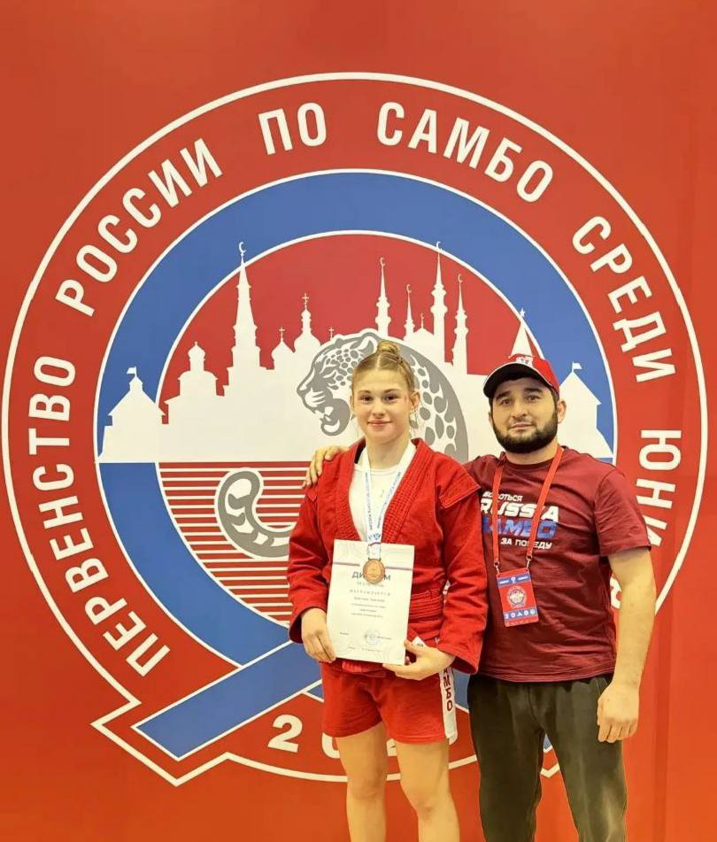 Бронзу Первенства России и звание Мастера спорта России привезла самбистка Эвилина Аметова С 19 по 23 февраля в Казани прошло Первенство России по самбо среди молодых спортсменов в возрасте 18 20 лет Среди триумфаторов первенства самбистка спортшколы Виктория Эвилина Аметова завоевавшая бронзовую медаль Её уверенная борьба высокий технический уровень и выполнение нормативов утвержденных Министерством спорта дали право на присвоение звания Мастер спорта России Бронзовая медаль обеспечила Эвилине Аметовой место в составе национальной сборной для участия в Первенстве Европы запланированном на апрель в Сербии Поздравляем Эвилину и желаем новых побед Связь и запросы на размещение рекламы в Temruchok info bot Подпишись на Темрюк Инфо в MAX ВКонтакте Одноклассники