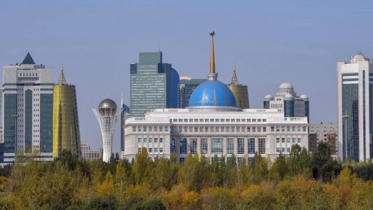 Глава государства поздравил казахстанцев с Днём столицы Касым-Жомарт Токаев отметил: глубоко символично, что в текущем году этот праздник совпал с Днём домбры. «Этот древний музыкальный инструмент служит ярким олицетворением уникального тысячелетнего культурного наследия Великой степи. В то время как Астана стала зримым воплощением динамичного, поступательного прогресса Казахстана и созидательных устремлений нашей нации в будущее», — говорит глава государства. Он подчеркнул, что сегодня столица — это центр общественной, политической и деловой жизни нашего государства, в котором принимаются судьбоносные решения и обретают реальность невероятные идеи и смелые мечты. Здесь утверждается культ знаний и труда, укрепляется общенациональное единство и согласие. «Жемчужина Центральной Евразии, Астана превратилась в бренд современного Казахстана и получила международное признание в качестве востребованной площадки глобального диалога и миротворческих инициатив. Столица всегда была в эпицентре кардинальных изменений и масштабных реформ. Уверен, на пути построения справедливого, чистого и сильного Казахстана она сохранит свои флагманские позиции, неизменно выступая в авангарде всеобъемлющих преобразований. Пусть наш любимый город процветает и становится ещё краше! Желаю всем согражданам здоровья, счастья и благополучия!» — обратился к казахстанцам Касым-Жомарт Токаев. • Фото: Акорда.