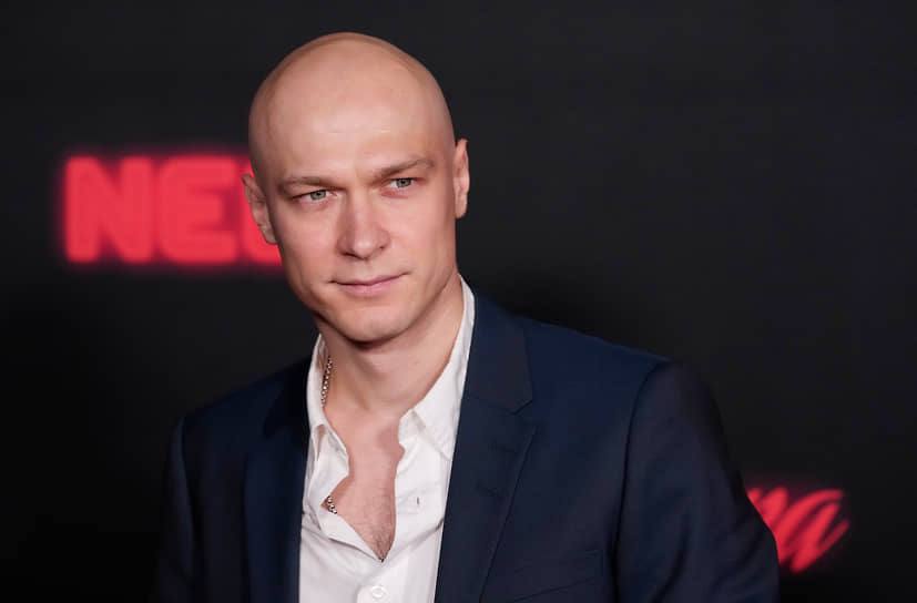 Юра Борисов покоряет Голливуд! Как сообщает Deadline, актер сыграет в режиссерском дебюте Эмили Мортимер «Деннис» для студии A24. В центре сюжета — романтические отношения русского поэта в исполнении Борисова и британской студентки. События будут разворачиваться в Москве 1990-х. Будь во власти ино