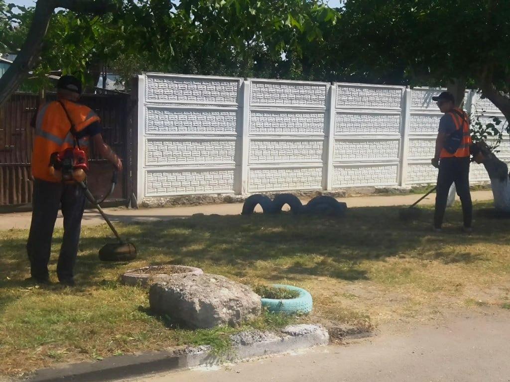 В пгт Лазурное проведены работы по благоустройству и пожарной безопасности Сотрудники МБУ "Джарылгач" провели плановые работы по покосу травы вдоль улицы Металлургов в поселке городского типа Лазурное. Эти мероприятия направлены на поддержание чистоты и порядка в населенном пункте. Кроме того, в рамках мер по пожарной безопасности был выполнен покос сорной растительности и высокой травы на границах поселка. Это важная профилактическая мера, которая помогает: Снизить риск возгораний в пожароопасный период. Защитить населенный пункт от распространения огня в случае возникновения пожара. Обеспечить безопасность жителей и инфраструктуры. МБУ "Джарылгач" продолжает работу по благоустройству и обеспечению безопасности в пгт Лазурное. "Соблюдение чистоты и противопожарных мер – залог комфортной жизни в нашем поселке!", – отметил начальник ТУ Лазурное Денис Бондарев. #Общество