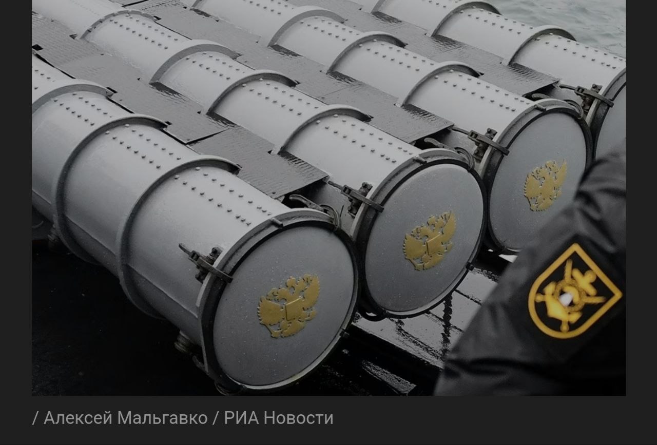 В России разработали беспилотный подводный аппарат с мини торпедами Он предназначен для поражения морских целей Патент на разработку подали специалисты Военно морской академии им адмирала флота Советского Союза Н Г Кузнецова по данным ТАСС Подводный аппарат включает несколько бортовых систем обнаружения с оптическим магнитным и гидроакустическим каналами управления телеуправления и самонаведения Есть также отсеки с зарядом взрывчатого вещества с контактным и неконтактным взрывателем с энергосиловой установкой и другие устройства Внутри корпуса одно и более пусковых устройств с мини торпедой У беспилотника бесконтактный ввод данных маршрутного задания счетно решающий прибор для распределения целей между мини торпедами Действует это следующим образом На носитель подводного аппарата поступают данные об обнаруженной цели рассчитывается маршрутное задание и вводится в бортовую систему управления Мини торпеда или самостоятельно или под контролем оператора наводится на объект Аппарат рассчитывает свой маневр для преодоления противоторпедной защиты и включает на излучение бортовую систему гидроакустического подавления Подводный аппарат продолжает движение к цели использует систему самонаведения и поражает ее Беспилотник способен обнаружить и поразить морские объекты противника преодолев средства защиты и антиторпеды Боевые Технологии НАШ ЧАТ