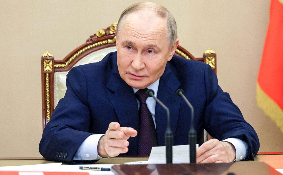 Путин поручил Правительству РФ при участии Росатома и Россетей разработать и утвердить план мероприятий по развитию инфраструктуры ЦОДов в РФ на период до 2030 года и на перспективу до 2036 года Также поручено разработать и утвердить  ежегодные целевые показатели характеризующие объем строительства центров обработки данных и объем потребления энергии такими центрами  параметры наиболее оптимального территориального размещения ЦОДов с учетом наличия свободных электрогенерирующих мощностей а также с учетом дальнейшего развития национальной энергетической инфраструктуры включая строительство АЭС объектов угольной генерации и гидрогенерации  Росатому отдельно поручено рассмотреть вопрос о включении мероприятий по строительству ЦОДов в комплексные предложения по строительству атомных электростанций для зарубежных рынков geonrgru YouTube sponsr ru