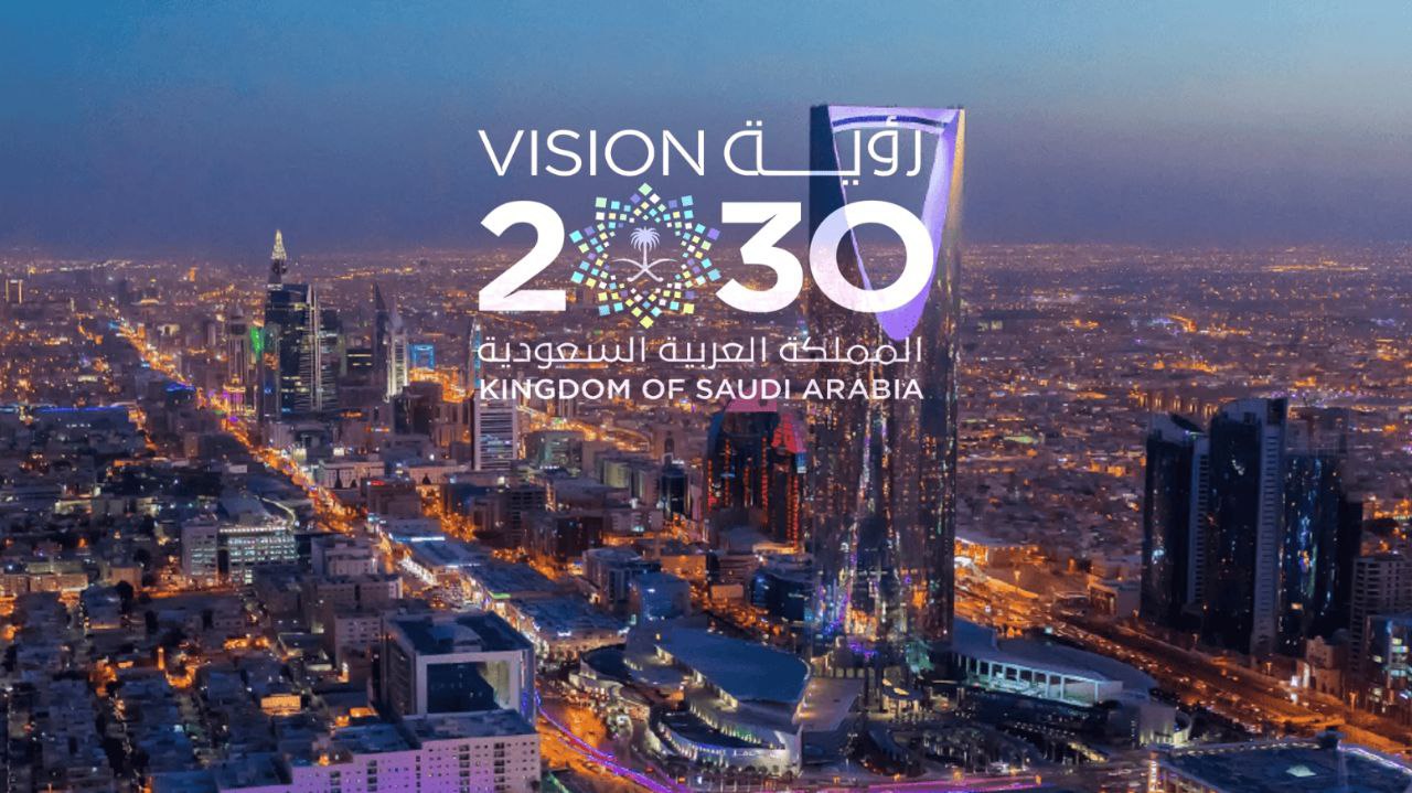 Трансформация по программе Vision 2030 в Саудовской Аравии выполнена на 85 Министр инвестиций Саудовской Аравии Халид Аль Фалих объявил что реализация программы Vision 2030 достигла 85 от запланированных целей Об этом он заявил на Инвестиционном форуме в Эр Рияде отметив что за последние восемь лет Королевство добилось исторического прогресса в диверсификации экономики развитии инфраструктуры и привлечении прямых иностранных инвестиций По словам министра ВВП ненефтяного сектора Саудовской Аравии вырос более чем на 60 с 2016 года и сейчас составляет свыше 550 млрд что делает страну крупнейшей ненефтяной экономикой Ближнего Востока В 2024 году объем ПИИ превысил 33 млрд а общий объём частных инвестиций достиг 250 млрд Кроме того уровень безработицы среди граждан снизился до 7 5 достигнув рекордно низких показателей Аль Фалих подчеркнул что оставшиеся 15 программы Vision 2030 сосредоточены на повышении эффективности государственного управления внедрении передовых технологий и укреплении позиций Саудовской Аравии как международного инвестиционного и логистического центра sharq analytics