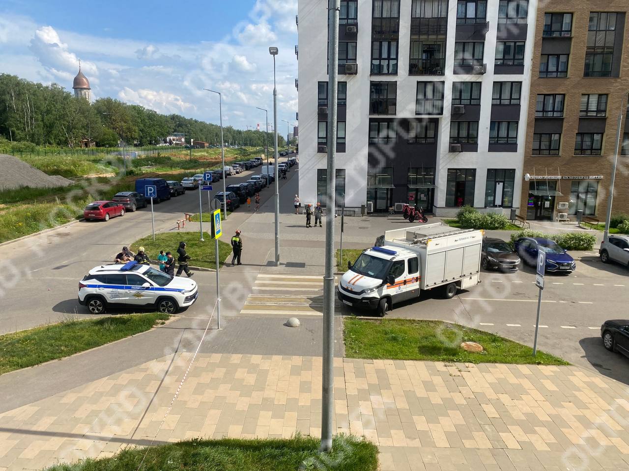 Мужчину, который угрожал скинуть гранату с балкона, задержали в Коммунарке.  Очевидцы сообщили «Осторожно, Москва», что мужчина пытался сбросить похожий на гранату предмет с балкона жилого дома на улице Скандинавский бульвар. На кадрах видно, что к месту происшествия прибыли сотрудники полиции и МЧС. Сейчас движение вдоль улицы перекрыто. Предварительно, злоумышленника уже задержали.   «Он угрожал скинуть с балкона на проходящих мимо людей гранату. Но неизвестно – настоящая она или нет», – рассказали очевидцы.  Обстоятельства случившегося уточняются.