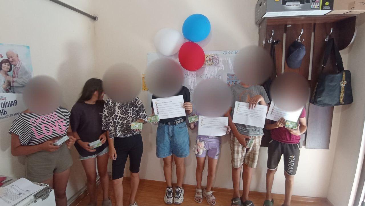 Безопасное детство: продолжается работа с семьями в Геническом муниципальном округе  В Геническом муниципальном округе продолжается работа комиссии по делам несовершеннолетних, направленная на профилактику правонарушений среди детей и подростков, а также на поддержку семей, находящихся в социально опасном положении.  Представители администрации Генического МО, сотрудники подразделения по делам несовершеннолетних ОМВД России "Генический" и специалисты Генического комплексного центра социального обслуживания населения  КЦСОН  осуществили восемь выездов в семьи, проживающие в Геническе и селе Алексеевка.  Они обследовали жилищно-бытовые условия, оценили обеспеченность детей необходимыми ресурсами, такими как продукты питания, одежда по сезону, места для учебы и отдыха. Одной семье, воспитывающей ребенка с инвалидностью, оказали адресную гуманитарную помощь в виде продуктов и одежды.  В ходе рейдов с родителями провели профилактические беседы о недопустимости злоупотребления алкоголем, насилия над детьми, профилактике травматизма и несчастных случаев, а также о необходимости обеспечения безопасного поведения детей во время каникул. Родителям разъяснили основы уголовной и административной ответственности за неисполнение родительских обязанностей.  В ходе проверок нарушений, представляющих угрозу жизни или здоровью детей, выявлено не было.  Также 28 июля специалисты отделения психолого-педагогической помощи семье и детям Генического КЦСОН организовали мастер-класс "Каникулы без правонарушений" для несовершеннолетних из семей, находящихся в социально опасном положении. Мероприятие направлено на организацию досуга подростков в во время каникул и повышение их правовой грамотности.