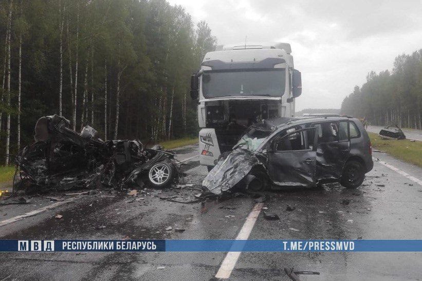 В ДТП на Брестчине погибли пять человек Сегодня около 16 30 в Ивацевичском районе на трассе М 1 Брест Минск граница РФ водитель BMW по предварительной информации не справился с управлением выехал на полосу встречного движения где совершил лобовое столкновение с Volkswagen и грузовиком MAN Два человека из BMW и три из Volkswagen погибли один ребенок госпитализирован radiomirby