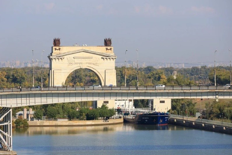 Проектную документацию для ремонта моста через Волго Донской канал выполнит ООО Стройэкспертиза Ранее компания подготовила проекты ремонта путепровода 6 на Третьей Продольной магистрали в Дзержинском районе и инженерного сооружения через ж д пути на улице 40 лет ВЛКСМ Марийский в Красноармейском районе Проект для ремонта моста через Волго Донской канал должен быть готов к середине лета 2026 года сообщили в пресс службе мэрии Подписаться Перейти на сайт MAX