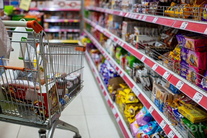 В рамках программы Save Food ставится задача сократить потери продуктов питания Для товаров с истекающим сроком годности в магазинах и супермаркетах выделят отдельные полки а цены на них будут снижать раз в 10 дней Также поручено пересмотреть санитарные нормы для производства хранения и сбыта продуктов Кроме того будет разработан порядок раздельного хранения сельхозпродукции   www spot uz ru 2025 09 25 expiring products Telegram Instagram YouTube