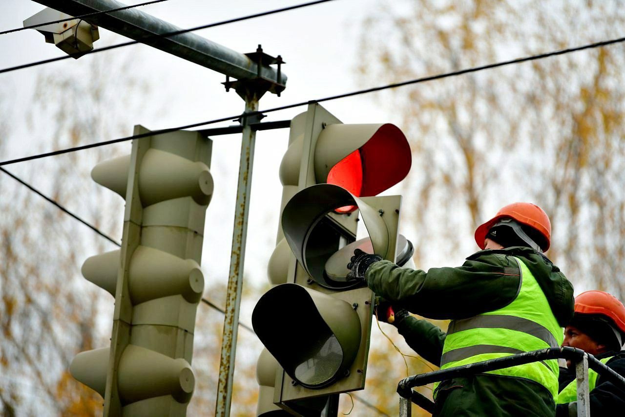 Во Владимире продолжается модернизация светофоров В рамках нацпроекта Инфраструктура для жизни идет внедрение интеллектуальной транспортной системы Владимирской городской агломерации Как сообщили в Минтрансе ВО уже с 1 января 2026 года начнутся работы на на территории областного центра Современными дорожными контроллерами оснастят 17 светофорных объектов ул Большая Нижегородская Лыбедская магистраль ул Вокзальная ул Мира Октябрьский пр кт ул Мира пр кт Строителей ул Мира ул Горького ул Мира ул Батурина ул Мира ул Усти на Лабе ул Мира ул Почаевская ул Мира ул Большая Нижегородская ул Мира поворот на ДДЮТ ул Усти на Лабе Лыбедская магистраль ул Луначарского ул Усти на Лабе пр т Строителей ул Горького ул Северная ул Горького Октябрьский пр т ул Полины Осипенко ул Мира ул Большая Нижегородская 80А ост пл Фрунзе ул Горького ост Гастелло Лыбедская магистраль в районе ст Лыбедь Установят 73 видеодетектора транспортного потока и 24 видеокамеры подсистемы Видеонаблюдения детектирования ДТП И ЧС