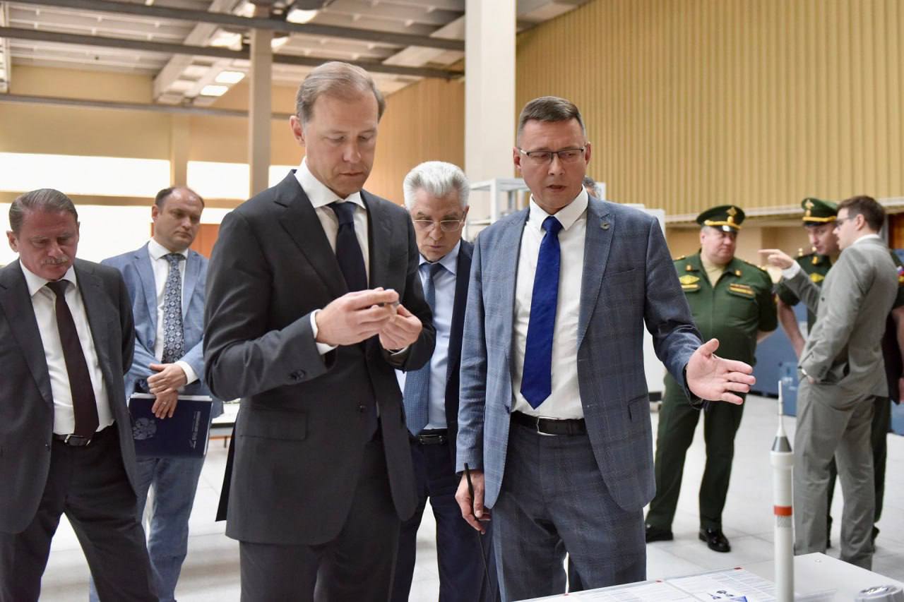 Готовность системы управления ракеты «Союз-5» оценил Денис Мантуров в Екатеринбурге Первый вице-премьер Денис Мантуров и первый заместитель губернатора Алексей Шмыков посетили Научно-производственное объединение автоматики которое входит в госкорпорацию «Роскосмос». Сейчас здесь работают над системой управления для ракеты-носителя «Союз-5». «Новый главный блок системы в четыре раза компактнее и легче блока для ракеты-носителя «Союз-2». Применение быстродействующей производительной бортовой вычислительной машины позволит минимизировать связи между ракетой и оборудованием технического и стартового комплексов. Это упростит процесс подготовки изделия. Возможности бортовой вычислительной машины обеспечат развёртывание всех режимов испытаний непосредственно на борту, а не на наземном оборудовании. Мы сдадим систему управления для летных испытаний в соответствии с графиком работ», – сказал гендиректор НПОА Михаил Изюмов. Также для «Союза-5» разработана и изготавливается система аварийной защиты двигателей для первой и второй ступеней. Свердловский пул