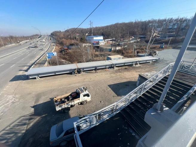 Около остановки Весенняя с 22 00 29 ноября до 08 00 30 ноября перекроют движение транспорта здесь начнут установку виадука который в 2023 году снес проезжающий самосвал Закончить его должны до 15 декабря говорится на сайте приморского правительства Монтаж начнут в ночь на 30 ноября министерство транспорта сообщило что для объезда можно будет использовать мост Низководный и улицу Шевченко Подрядчиком выступает компания Вертикаль специалисты установят новое пролётное строение длиной около 45 метров на существующие опоры Перед этим мостостроители провели подготовку к ремонту двух лестничных спусков восстановили недостающие секции отремонтировали покрасили перила восстановили бетонные элементы а также уложили асфальт на ступенях и площадках Фото ООО Вертикаль Подписаться