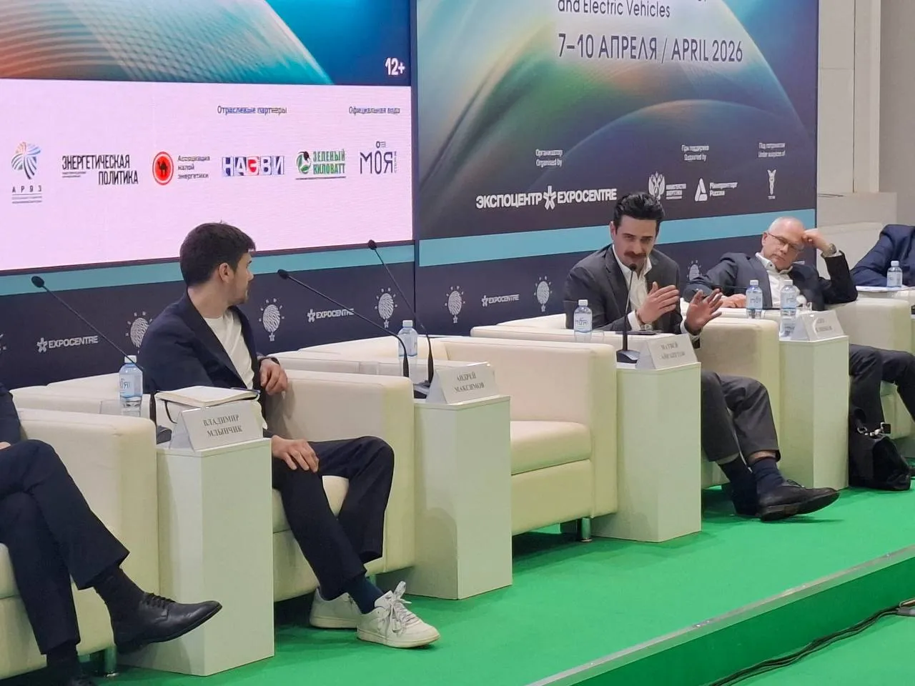 RENWEX2026 Заместитель директора Департамента машиностроения для ТЭК Министерства промышленности и торговли РФ Матвей Айрапетов отвечая на вопрос модератора сессии Системы накопления энергии инвестиции технологии и перспективы развития о рисках монополизации рынка производства и применения СНЭ обозначил что рассчитывает на развитие отрасли в долгосрочной перспективе в конкурентной среде причем как в сегменте производства оборудования для СНЭ так и в сегменте их применения на энергорынке Отдельно представитель Минпромторга отметил что решение по назначению ПАО Россети ответственным за пилотный проект в ОЭС Юга было объективным и обосновано крайне сжатыми сроками его реализации При этом Матвей отметил что в условиях отсутствия таких особенностей более эффективно было провести конкурентный конкурсный отбор проектов Подписаться на АРВЭ