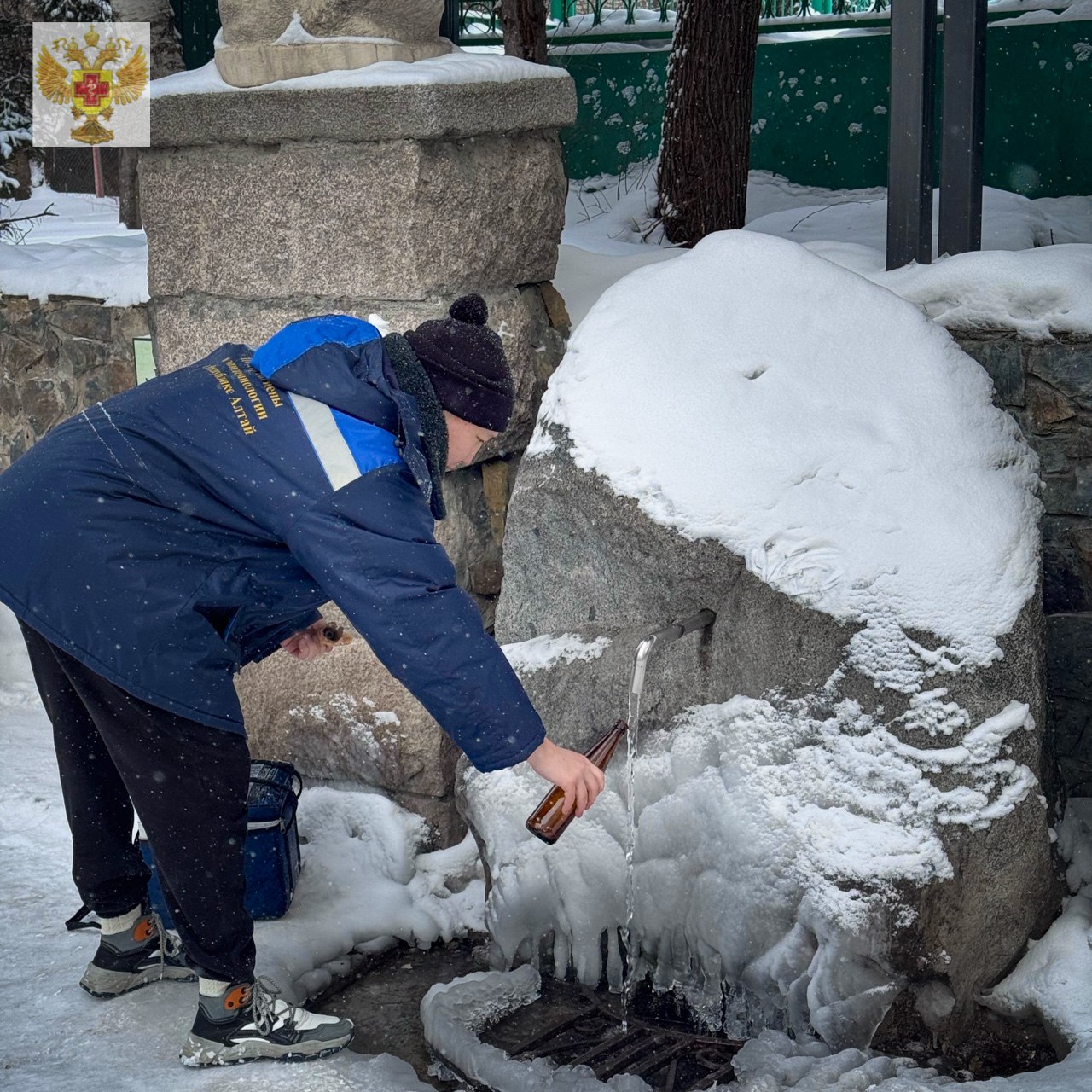 Управлением Роспотребнадзора по Республике Алтай накануне христианского праздника Крещение Господне в рамках мониторинговых исследований проводится контроль качества воды в местах официально отведенных для крещенских купаний а также в родниках традиционно используемых населением для забора воды К настоящему времени отобрано 18 проб воды Забор и исследование воды продолжаются О результатах лабораторных исследований качества воды будет сообщено дополнительно