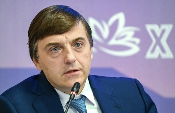 Минпросвещения разрабатывает единые критерии начисления зарплаты учителям С таким заявлением выступил глава ведомства Сергей Кравцов Сегодня в рамках проекта выбраны три региона Мы с этого учебного года отрабатываем единые критерии начисления заработной платы учитывающие базовые оклады стимулирующие и компенсационные выплаты приводит слова Кравцова РИА Новости Министр подчеркнул что благодаря этим мерам зарплата педагогов станет более прозрачной Кроме того проект позволит избежать неравномерных выплат которые наблюдаются в некоторых регионах Подпишись на Говорит Москва