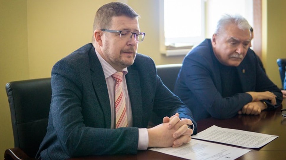 Исполнение федерального бюджета в Ярославской области по целевым межбюджетным трансфертам на 1 октября 2025 года составило чуть более 68 Об этом сообщил руководитель управления Федерального казначейства по региону Александр Трифонов на заседании бюджетного комитета областной думы По данным на июль область занимала пятое с конца место среди регионов России по доходам от размещения остатков средств на депозитах 5 9 млн руб Низкое исполнение бюджета влияет на оплату госконтрактов Цифра вызывает беспокойство Не так высоко как хотелось бы Я мягко выражусь потому что тут присутствует министр финансов Неисполнение связано с невеликим остатком средств на едином счете И 500 тыс может составлять на конец дня Эта сумма конечно очень невелика Александр Трифонов