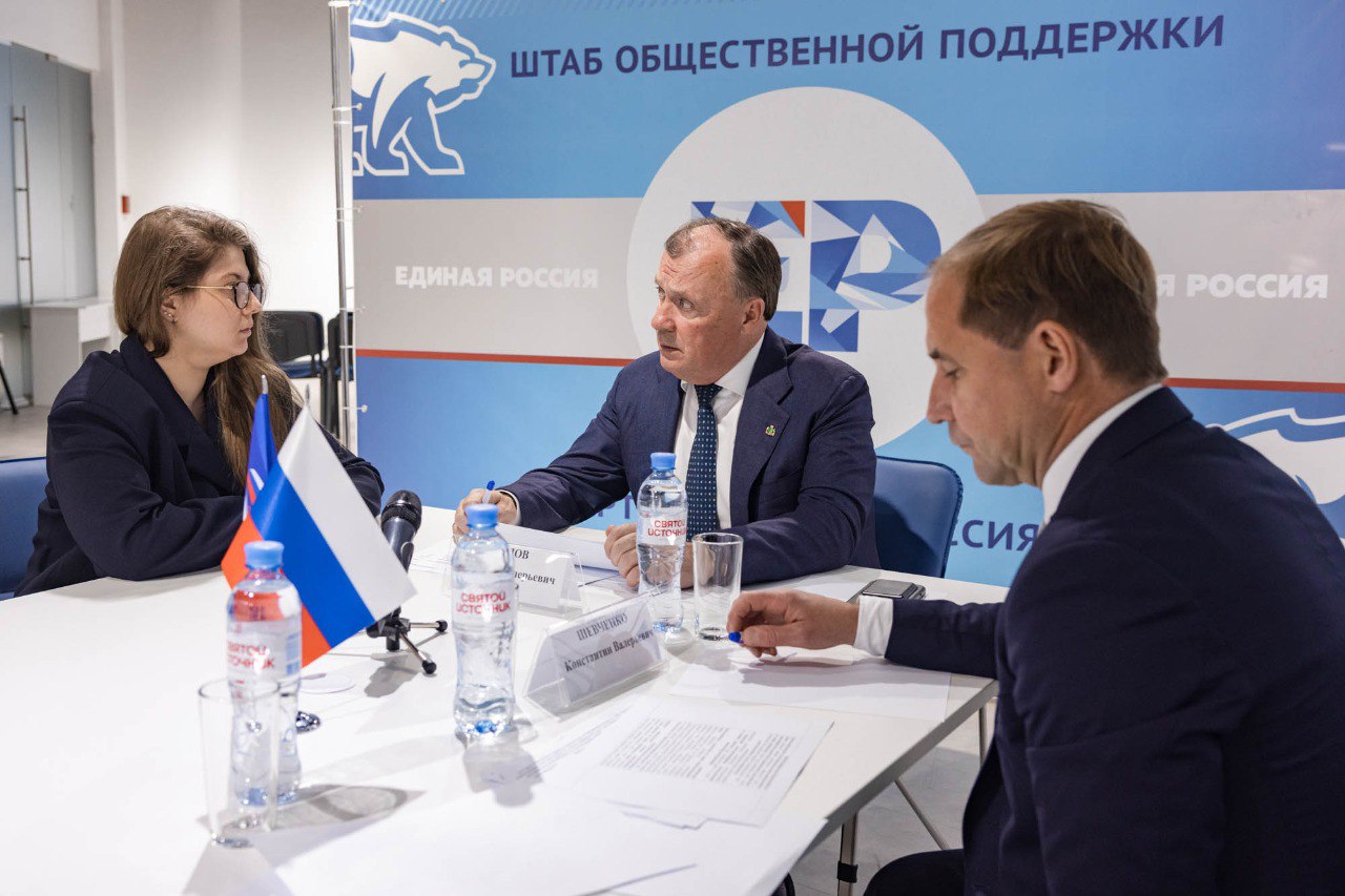 На площадке штаба общественной поддержки партии «Единая Россия» провёл приём граждан.  Один из вопросов, адресованных мне, касался сроков открытия зданий детского сада на улице Мира, 40а и 38а. Всё идёт по графику: работы завершатся до 1 сентября этого года. В рамках комплексного капремонта проведена перепланировка помещений, утеплён фасад, заменены перекрытия и инженерные сети. На завершающей стадии – отделочные работы, монтаж систем видеонаблюдения и пожарно-охранной сигнализации. Благоустраиваем прилегающую территорию, где оборудуем прогулочные и спортивные площадки. По завершении в комфортных и безопасных условиях разместятся 175 дошколят.  На приёме ответил и на другие вопросы, связанные с развитием сети городских образовательных учреждений. Рассказал также о мерах социальной поддержки, которые оказываем детям из семей участников специальной военной операции.
