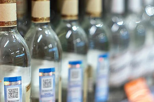 В России производство водки в январе октябре 2025 года уменьшилось на 5 6 в годовом исчислении до 60 8 млн декалитров дал сообщает Росалкогольтабакконтроль BELU KLVZ Производство виноградных вин за десять месяцев выросло на 10 8 до 30 млн дал Темпы роста выпуска игристых шампанских вин оказались ниже 8 4 до 14 6 млн дал Производство виноградосодержащих напитков без этилового спирта упало до 56 2 тысячи дал со 194 4 тысячи дал с содержанием этилового спирта до 18 5 тысяч дал с 47 1 тысячи дал Плодовой алкогольной продукции было выработано 1 4 млн дал против 5 5 млн дал годом ранее ABRD Продолжается резкое снижение и выпуска слабого алкоголя до 1 19 млн дал с 9 34 млн дал год назад jkinvest news jkinvest