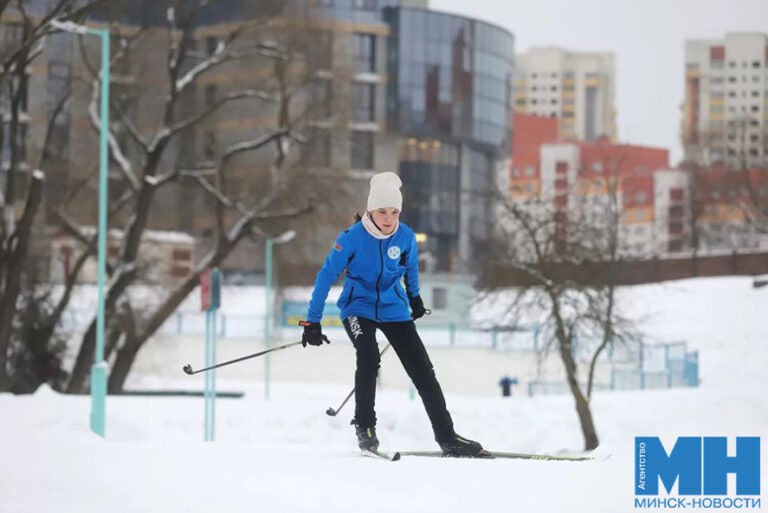 Лыжероллерную трассу в Веснянке в ближайшие дни планируют продлить до 2 5 км Благодаря недавним морозам удалось сгенерировать достаточно искусственного снега чтобы увеличить протяженность лыжни в Веснянке до 2 5 км Сейчас самосвалы развозят снег а затем ратрак будет его утрамбовывать Минск Новости MINSKNEWS BY Telegram Viber FB VK Inst TikTok YouTube