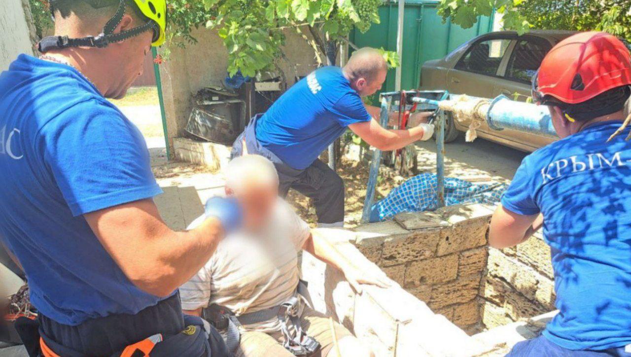 Спасатели "КРЫМ-СПАС" оказали помощь мужчине, упавшему в колодец   Сегодня поступило сообщение о том, что в Евпатории на территории своего частного домовладения пожилой мужчина упал в колодец глубиной 8 м.   Для оказания помощи выезжали сотрудники Евпаторийского аварийно-спасательного отряда в составе  4-х человек. Спасатели при помощи лестницы и альпснаряжения эвакуировали мужчину из колодца. От медпомощи он отказался.  В случае возникновения ЧС звоните по номеру 112!  [Министерство чрезвычайных ситуаций Республики Крым]  ___   Евпатория ЧП   Предложить пост