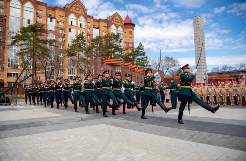 В областном центре после ремонта открыли площадь Победы Главным подарком к юбилею Великой Победы стал монумент «Защитники Отечества» Сегодня в столице Приамурья открыли обновлённую площадь Победы. За время масштабной реконструкции здесь: - заменили старую плитку на современное покрытие; - проложили новую систему водоотведения; - разбили и засеяли свежие газоны пока трава только начинает пробиваться ; - обновили освещение и подсветку. Губернатор Амурской области Василий Орлов лично поблагодарил мэра областной столицы Олега Имамеева за проведенную работу по обновлению площади Победы. – Обновленная площадь – результат командной работы. Создание этого мемориала стало возможным благодаря совместным усилиям. В проекте участвовали все. Это и правительство Амурской области, и администрация города, а также талантливые художники, и лично губернатор Василий Александрович Орлов. Отдельная благодарность Центру развития территорий за разработку концепции, в рамках которой площадь была благоустроена в кратчайшие сроки. Реконструкция начиналась с создания эскиза, далее было разработано техническое задание и проектная документация, включавшие и замену устаревшего плиточного покрытия, и создание системы водоотведения, подготовку и засев газонов, модернизацию освещения и подсветки, озеленение прилегающей территории. Отмечу, что ранее только в памятные даты здесь зажигался «огонь памяти». Теперь же будет гореть «вечный огонь». Работы по созданию второй очереди завершатся к 2 сентября. Параллельно ведется ремонт зданий вокруг площади. Площадь станет ядром, вокруг которого преобразится всё: фасады, озеленение, дорожная сеть и подвод коммуникаций, – прокомментировал мэр областной столицы Олег Имамеев. Но главным украшением площади стал монумент «Защитники Отечества» – символ памяти и благодарности героям. Подробнее об этом читайте здесь.