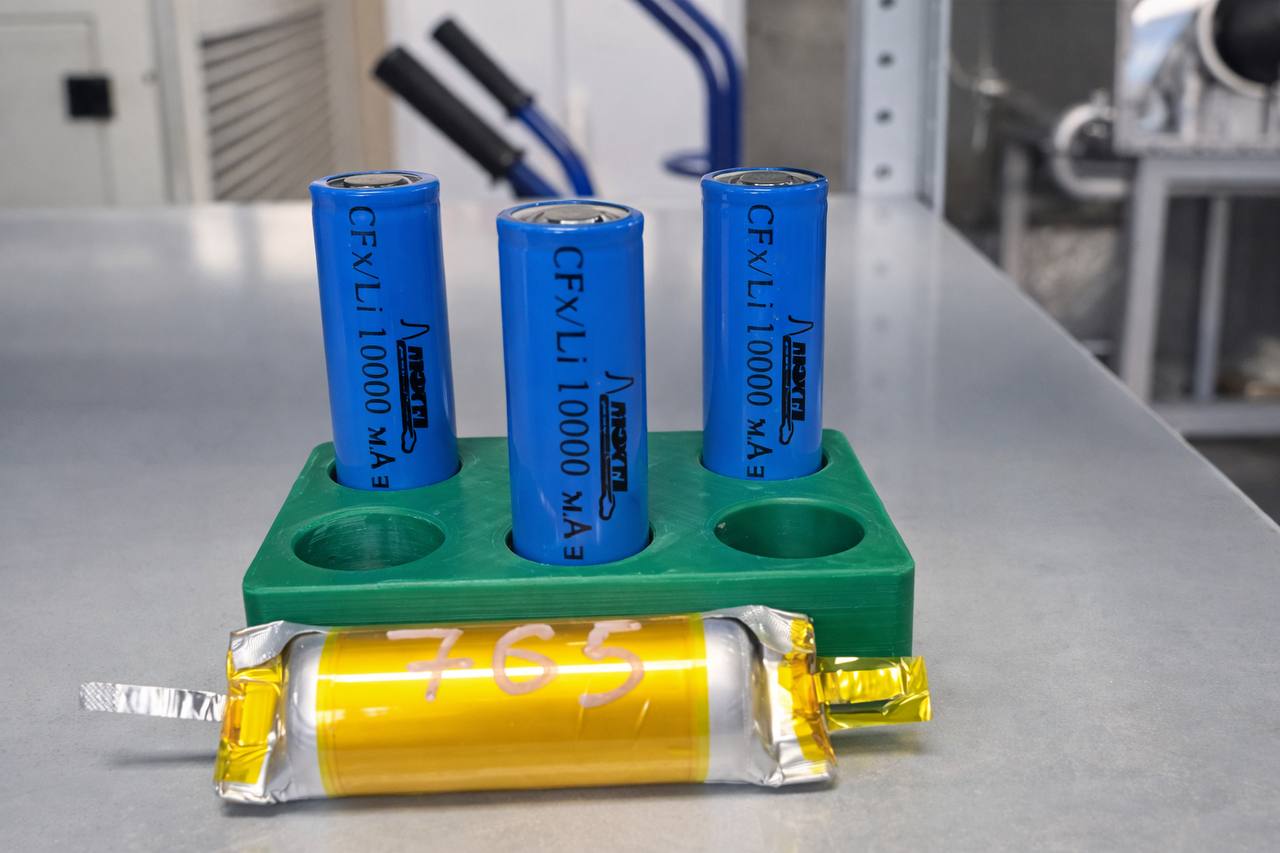 Вечная батарейка для бесконечного полета Российские ученые разработали технологию которая позволит одноразовым литий фторуглеродным батареям сохранять на четверть больше энергии Это открывает двери в новую эпоху когда источники энергии будут способны генерировать электрический заряд десятки лет В первую очередь разработку планируют применить для питания кардиостимуляторов и космических аппаратов Набор свойств на основе которых совершенствуются аккумуляторные решения возможность длительной автономной эксплуатации без сервисного обслуживания стабильная выдача мощности без деградации характеристик работа в широком температурном диапазоне базово от 40 до 60 C Тестирование еще не вышло за рамки лабораторных замеров поэтому пока не понятно как технология влияет на цикличность деградацию со временем и поведение аккумулятора при длительной эксплуатации В случае если разработка будет доведена до приемлемой версии к эксплуатации она станет применима и для беспилотной отрасли Прежде всего ее внедрение важно в сегментах предсказуемой автономности  навигационные и идентификационные модули  долговременные маяки и ретрансляторы  сенсорные узлы и edge электроника  резервное питание критических контуров  системы длительного дежурства без доступа к обслуживанию Ключевым эффектом для отрасли БАС станет сдвиг логики проектирования от обслуживания и подзарядки к расчёту на весь жизненный цикл платформы Иными словами вечная батарейка поможет проектировать беспилотники и элементы инфраструктуры без закладки на регулярную замену источников питания упрощать энергоконтуры управления и связи а также выносить отдельные функции в полностью автономные узлы Кстати в Китае уже создали компактную ядерную батарею которая может работать 50 лет при этом ее размер меньше монеты Дронофлот