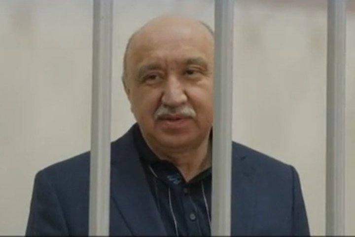 Мосгорсуд скостил Ильшату Гафурову 4 года и отменил взыскание 60 миллионов в пользу потерпевших По решению апелляционной инстанции бывшему ректору КФУ предстоит отправка в колонию строгого режима на 18 лет Сегодня Мосгорсуд поправил приговор бывшему ректору КФУ и экс главе Елабужского района Ильшату Гафурову Срок его посадки снизили с 22 до 18 лет колонии строгого режима а приговор в части взыскания 60 млн в пользу потерпевших отменен иски предстоит рассмотреть в гражданском порядке уточнили Реальному времени участники процесса Смягчение наказания в первую очередь связано с тем что апелляционная инстанция посчитала нужным объединить два эпизода тяжких обвинений Гафурова в один длящийся и квалифицировать его как подстрекательство к убийству елабужского депутата и бизнесмена Айдара Исрафилова Ранее его обвиняли еще и в подстрекательстве к приготовлению к этому преступлению Подпишитесь на Реальное время в МАХ Telegram Дзен