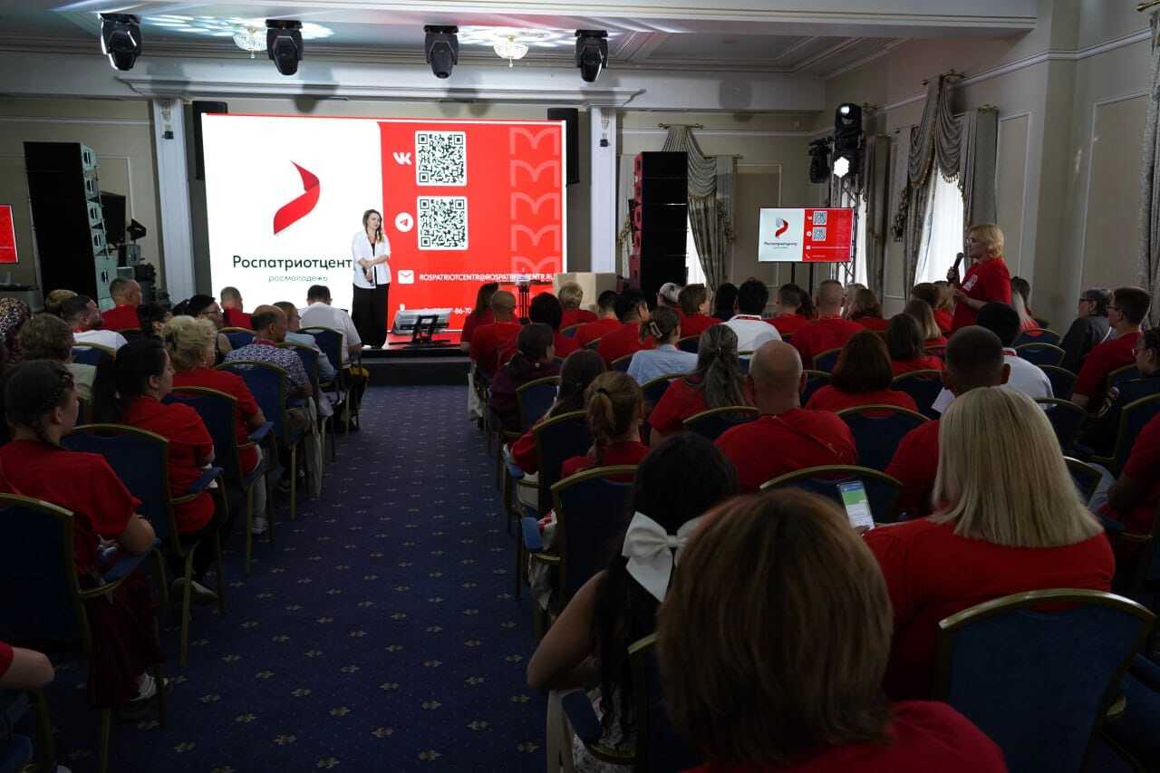Преподаватель из Комсомольска-на-Амуре борется за выход в финал Всероссийского конкурса наставников патриотического воспитания «Быть а не казаться»  Полуфинал конкурса стартовал сегодня в Хабаровске и объединил около 500 педагогов из 21 региона Сибири и Дальнего Востока.     Среди них – Почётный наставник Хабаровского края, преподаватель Губернаторского авиастроительного колледжа Наталья Владимировна Боцманова.   Для выхода в финал ей необходимо пройти собеседования с экспертной комиссией, решить несколько практических кейсов.     Всего на конкурс подано более 70 тысяч заявок. В четыре полуфинала отобрались всего две тысячи человек. А возможность выступить в финальном этапе получат только 400 наставников.   Желаем Наталье Владимировне войти в число лучших наставников страны!