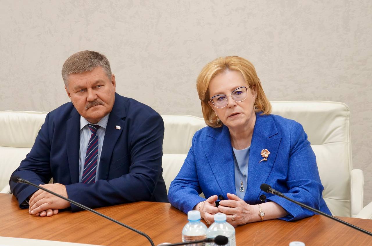 Руководитель Федерального медико-биологического агентства ФМБА России Вероника Скворцова провела рабочую встречу с главой администрации Байконура Константином Бусыгиным Обсуждены планы по развитию здравоохранения города и вопросы привлечения новых медицинских кадров. Центральная медико-санитарная часть №1 ФМБА России занимается первичной медико-санитарной и специализированной медицинской помощью в городе Байконур, а также обеспечивает медицинское сопровождение специальных работ при выполнении космических программ. При этом основная задача медсанчасти - охрана здоровья работников предприятий и организаций Госкорпорации «Роскосмос» и жителей города. Для предотвращения профессиональной заболеваемости в медсанчасти создается Центр промышленной медицины, разрабатываются лечебно-профилактические и реабилитационные программы. Вероника Скворцова: «В этом году мы должны завершить создание Центра промышленной медицины с сетью цифровых здравпунктов на предприятиях города. Уже проведено медицинское оснащение, дополнительно прорабатывается поставка цифрового оборудования для проведения телемедицинских консультаций. Будет сформировано полноценное отделение лучевой диагностики: в дополнение к компьютерному томографу будет установлен магнитно-резонансный томограф. Теперь необходимую диагностику жители смогут проходить, не выезжая за пределы города». Еще одной темой для обсуждения стало привлечение медицинских кадров. Жилой фонд, социальные выплаты и помощь от администрации города повысят привлекательность города для молодых специалистов и семей. Константин Бусыгин: «Администрация города готова помочь в привлечении кадров в сферу здравоохранения. Мы обеспечим жильем, отремонтируем его с учётом потребностей каждого человека и семьи, создавая условия для комфортной жизни и развития. Мы готовы поддерживать вас на каждом этапе, чтобы жители нашего города были обеспечены качественной и доступной медицинской помощью. Спасибо за вашу работу». В завершение встречи Константин Бусыгин вручил Веронике Скворцовой памятную медаль «70 лет Байконуру». #РоссияКазахстан