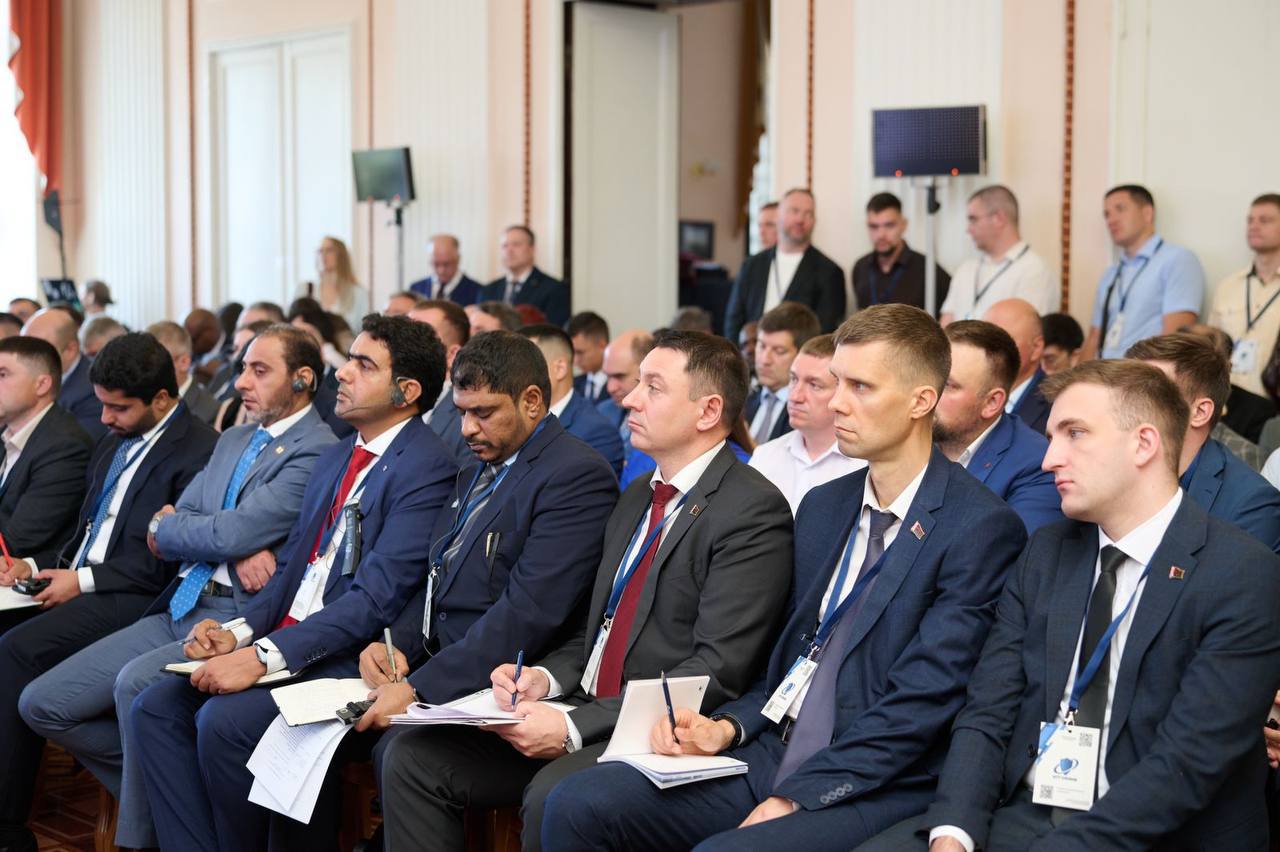 Представители 21 страны собрались в Санкт-Петербурге, чтобы обсудить правовые вопросы обеспечения международной кибербезопасности   Сегодня в Санкт-Петербурге стартовала Международная конференция по противодействию преступлениям, совершаемым с использованием информационно-коммуникационных технологий “ICT-Crime 2025”.    Это авторитетная международная площадка для обсуждения ключевых вопросов:   предупреждения, выявления, пресечения и расследования преступлений, совершаемых с использованием ИКТ   совершенствования нормативно-правового регулирования в сфере противодействия киберпреступлениям   оказания взаимной правовой помощи и международного сотрудничества в области кибербезопасности  В этом году конференция объединила на своей площадке:    представителей 21 государства  В “ICT-Crime 2025” принимают участие Узбекистан, Белоруссия, Таджикистан, Киргизия, Казахстан, Индонезия, Ирак, Катар, Камбоджа, Иордания , Нигерия, Шри-Ланка, Непал, Уганда, Зимбабве, Алжир, Куба, Бангладеш, Россия, Таиланд и ОАЭ.    членов 2 международных организаций – Лиги арабских государств и Организации Договора о коллективной безопасности    представителей российских органов государственной власти, бизнеса, научных и общественных организаций  “Повсеместное распространение информационно-коммуникационных технологий приводит к существенному росту числа преступлений, совершаемых с их использованием.  Участились случаи противоправных действий в отношении персональных данных, в том числе их незаконного использования в целях онлайн-мошенничества, а также применения так называемых программ-вымогателей.  Множество государств ежедневно сталкивается с массовыми сбоями информационных систем и кибератаками, которые приводят к проблемам в работе как государственных органов, так и частных компаний.  С каждым днём растет и опасность использования ИКТ в террористических и экстремистских целях, в целях разжигания этнической и религиозной неприязни или вражды в сети Интернет”, – отметил модератор пленарного заседания, замминистра юстиции РФ Константин Панферов, подчеркнув важность укрепления сотрудничества в информационной сфере.  Конференция организована Минюстом РФ при поддержке СБЕРа, Positive technologies, Softline, Russian robotics и других крупных российских IT-компаний.
