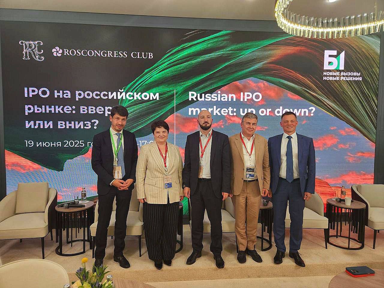 На ПМЭФ обсудили российский рынок публичного долга Первый Вице-Президент Газпромбанка, руководитель блока рынков капитала Денис Шулаков принял участие в сессии «IPO на российском рынке» с участием основателей компаний Промомед, Моторика и Медскан. Спикеры обсудили возможности национального рынка для успешных IPO, а также озвучили задачи, которые необходимо решить для его активизации. Директор департамента по работе с эмитентами Московской Биржи Наталья Логинова поделилась представлениями об «идеальном эмитенте». Основатель и председатель Совета директоров ГК «Промомед» Петр Белый озвучил характеристики успешной сделки и поделился личным опытом успешного размещения. Генеральный директор «Моторики» Андрей Давидюк и основатель ГК «Медскан» Евгений Туголуков рассказали о планах и подготовке своих компаний к выходу на IPO. В дискусии с Антоном Устименко, партнером В1, и Евгением Борисовым, основателем инвесткомпании Kama Flow, фондa пред-IPO, Денис Шулаков представил свой анализ рынка IPO и пред-IPO, а также видением конъюнктуры рынка в целом, и поделился практическими рекомендациями по размещениям. Он отдельно отметил: фокусную работу с институциональными инвесторами, этапы подготовки, механизмы стимулирования индустрии управляющих компаний, меры регулирования пред-IPO, господдержку участия НПФов в первичных размещениях акций на российском рынке. #ПМЭФ2025